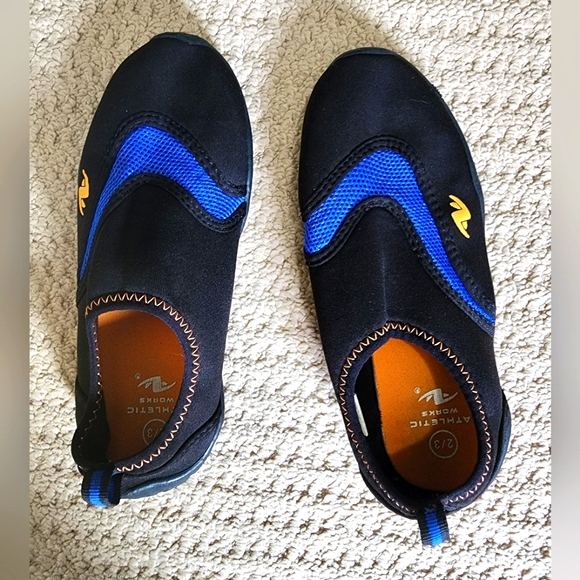 Youth Size 2/3 Water Shoes - Picture 1 of 4